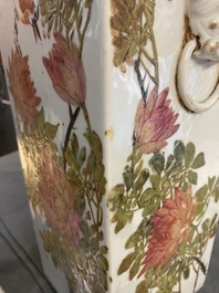 Une paire de vases de forme carr&eacute;e en porcelaine de Chine qianjiang cai, 19/20&egrave;me